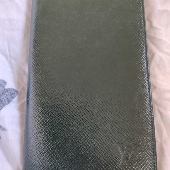 Louis Vuitton Taiga Hunter Green Leather Wallet - Picture 1 of 16